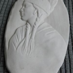 以下が含まれることがあります： 白い文字で「Welcome to our home」と書かれた素朴な木製の看板。 玄関の装飾に最適な、使い古したような仕上がりとシンプルなデザインが特徴です。