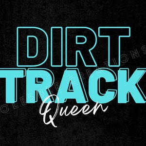 Puede incluir: Diseño gráfico con el texto "Dirt Track Queen" en letras azules y negras sobre un fondo negro.