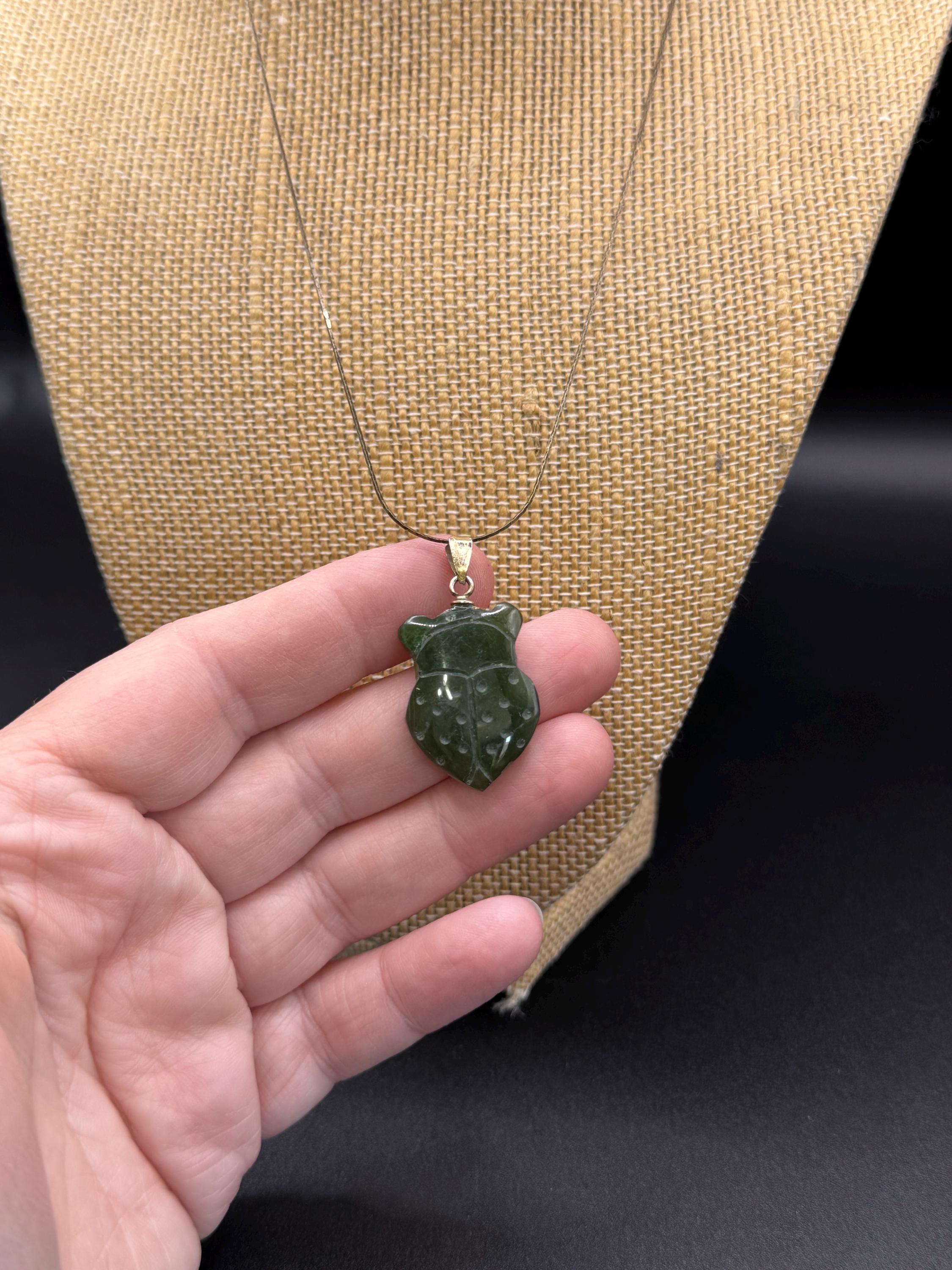 ヴィンテージ彫刻翡翠虫ペンダントネックレス - Etsy 日本