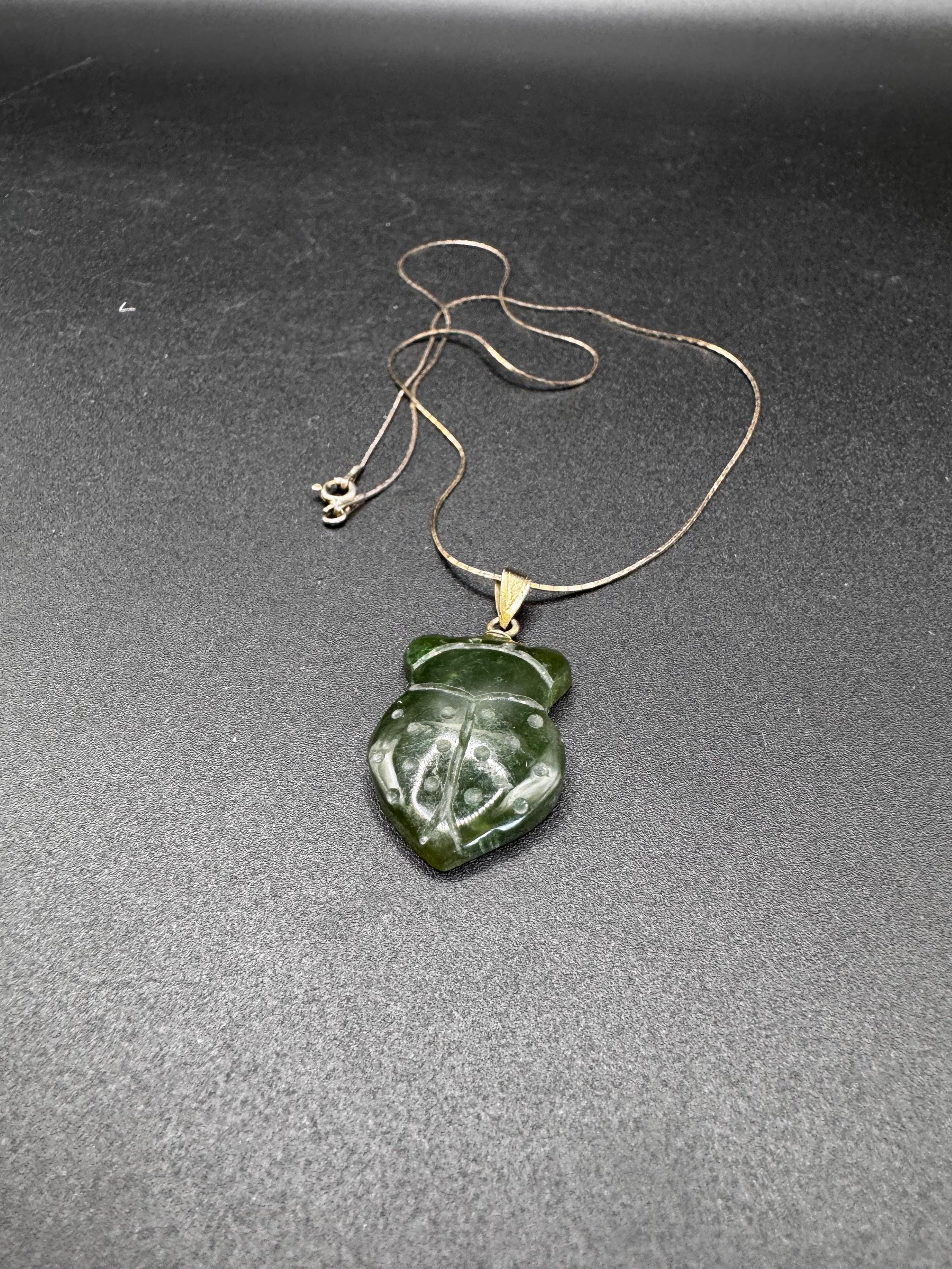 ヴィンテージ彫刻翡翠虫ペンダントネックレス - Etsy 日本
