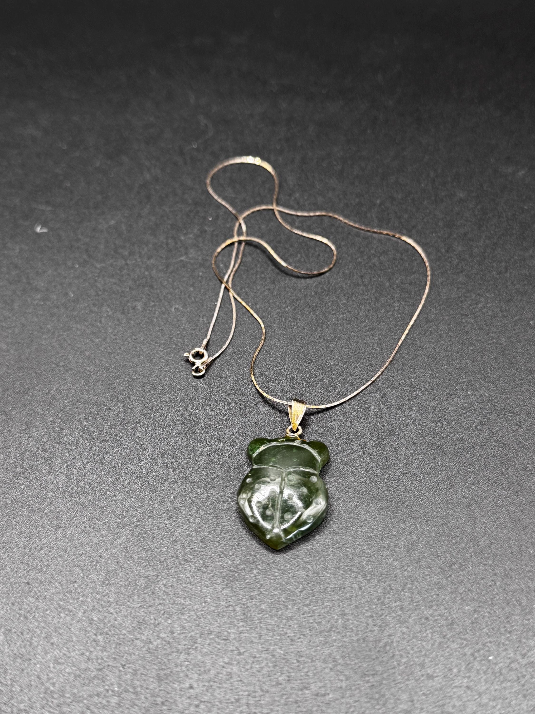 ヴィンテージ彫刻翡翠虫ペンダントネックレス - Etsy 日本