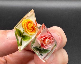 Vintage Reversed Carved Lucite Flower Screwback Earrings