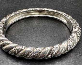 Pulsera rígida articulada Brighton de cuerda retorcida, cierre magnético con detalles ornamentales en tono plateado