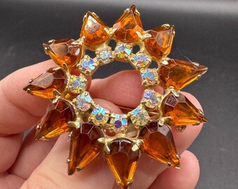 Vintage Brosche mit Strass-Kranz und Sternenmotiv aus bernsteinfarbenem Glas, gefasst in AB-Strasssteinen