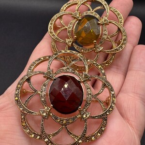 Broche vintage Monet con diamantes de imitación ahumados en tono dorado