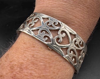 Bracciale Brighton Christo Madrid a polsino stretto, placcato argento con design a cuore