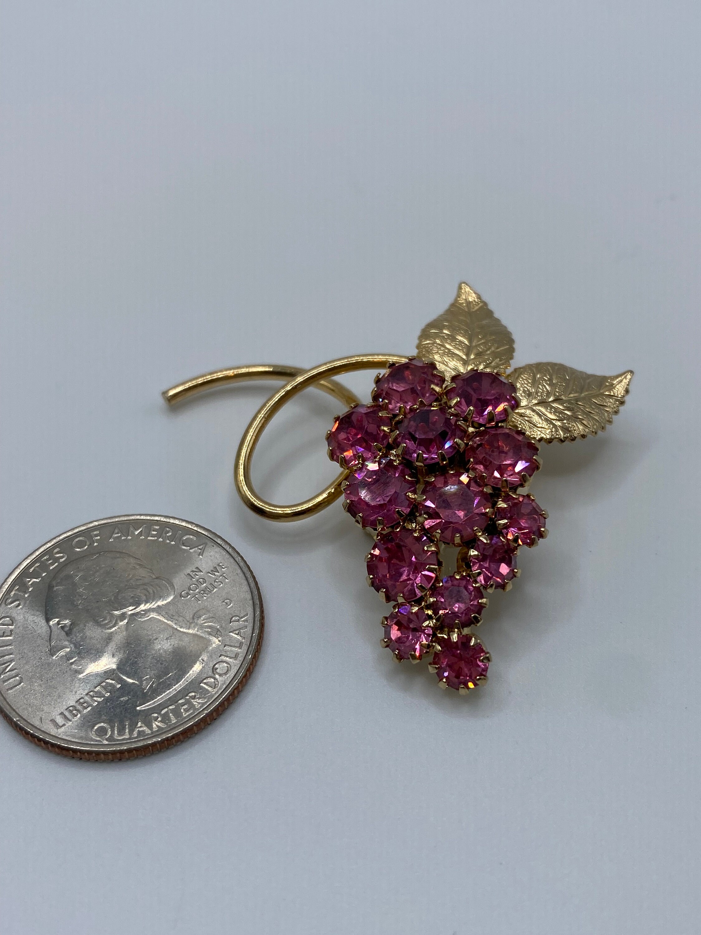 Broche Ancienne Raisin Feuille - Cabochon Pierre Verte - Couleur Or - Occasion Bon État