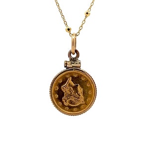 Colgante de moneda victoriana moderna en oro amarillo de 14 k