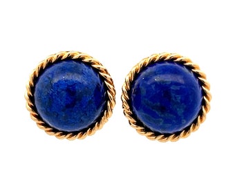 Könnte beinhalten: Ein Paar goldene Ohrringe mit blauen Lapislazuli-Steinen. Die Steine sind in einem goldenen Seil-Design gefasst.