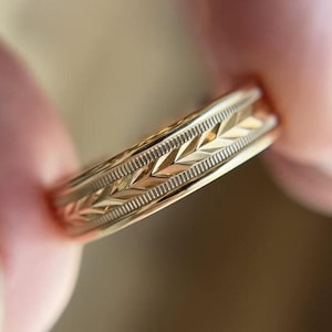 Men&#39;s Chevron Wedding Band in 14k Yellow Gold