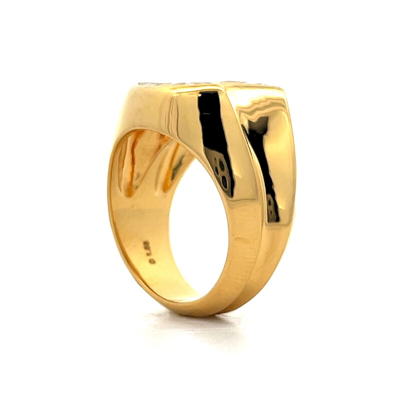 Pu&ograve; includere: Un anello a sigillo in oro con una superficie liscia e arrotondata. L'anello ha una parte superiore piatta e una fascia leggermente curva.