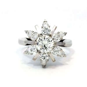 Anillo de cóctel floral de diamantes en oro blanco de 18 k