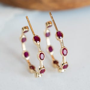 Ovale robijnrode ringoorbellen van 3,30 karaat in 14 kt geelgoud