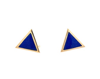 Può includere: Un paio di orecchini triangolari in oro con pietre di lapislazzuli blu.