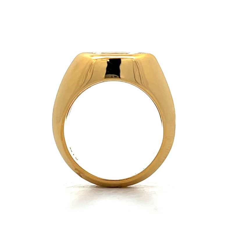 Pu&ograve; includere: Un anello d'oro con una grande pietra preziosa trasparente incastonata al centro. L'anello ha una fascia larga e una finitura liscia e lucida.