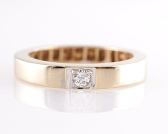 Single Diamond Wedding Band in 14k Yellow Gold