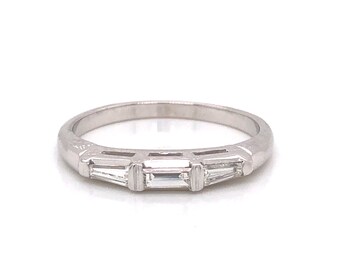 Mid-Century .35 Baguette Cut Diamond Wedding Band in oro bianco 14 carati