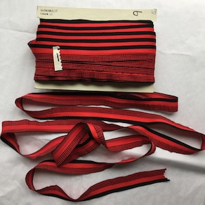 5 yards de bordure à volants vintage noire et rouge. Fabriqué en France. 1" DE LARGE. Vendu par 5 mètres.