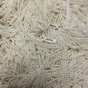6360 Vintage japanische 3mm Perlen. Weiß. Hergestellt Japan. Perlen zeitweise aufgereiht.Weiss