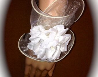 Corsage: antieke organzarozen bruiloft- of schoolbalcorsage.
