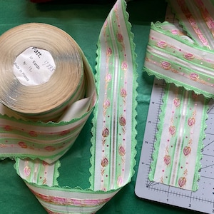 Ruban floral vintage français avec bord festonné. Fabriqué en France dans les années 60, vendu par mètre.