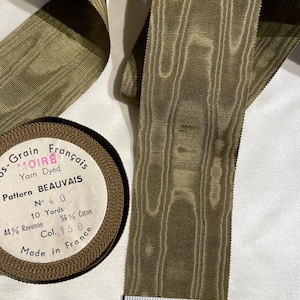Bellissimo nastro di GrosGrain French Moire con bordo a dente di sega. Venduto tagliato su misura. Petersham, Fascia per cappelli, Cappelleria, Motivo Beauvais. French Moire. N. 40