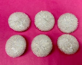 Preciosos botones blancos AB. Se venden por 12 o 6 unidades.