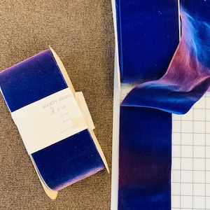 Cinta de terciopelo francesa antigua. Fabricada en Francia. Se vende cortada a medida. Color azul.