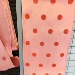 L'un des rubans de velours français vintage les plus magnifiques et les plus difficiles à trouver. Fabriqué en France. Velours à pois. Vendu par mètre. Pois roses