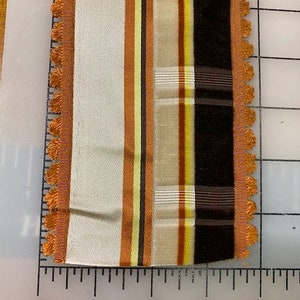 Ce magnifique ruban à carreaux vintage. Il est fabriqué en France. Vendu par mètre. Velours vintage français.