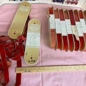 Magnifique ruban de velours rayonne. Fabriqué en France.  Vendu au rouleau. Rouge col.