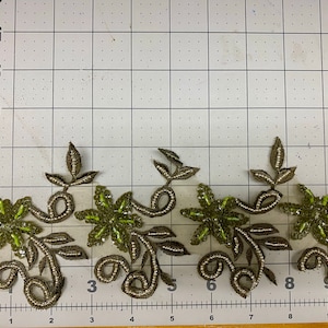Apliques de lentejuelas con cuentas de color verde oliva de 30 pulgadas de largo.