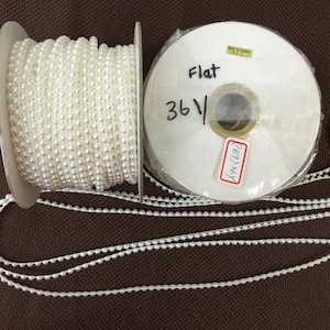 36 mètres de fausses perles plates vintage sur bobine, guirlande de perles blanches. Perles brillantes. Bobines de perles plates.