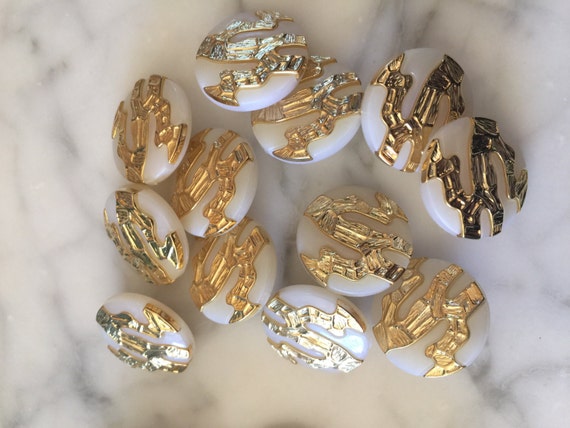 Lot De 12 Boutons Anciens - Blanc Avec Point Doré - Diamètre 20 Mm - Stock Vintage - Occasion