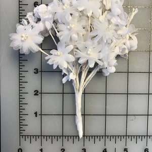 Witte boutonnière voor bruidegom, couture-look bruiloften stalknecht, boutonnière.