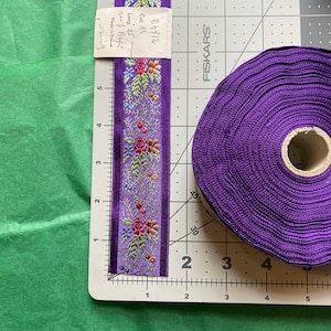 Vintage Jacquard Blumen Kollektion Purple Ribbon. Meterware. Viskose Made in France