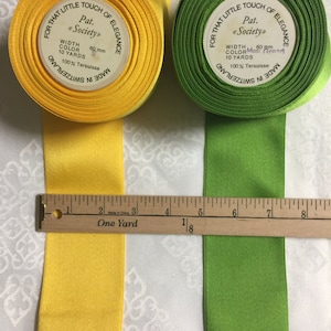 Se vende por rollo de 10 yardas. Cinta de raso: cinta de raso de rayón Society, fabricada en Suiza, de color verde o amarillo intenso.