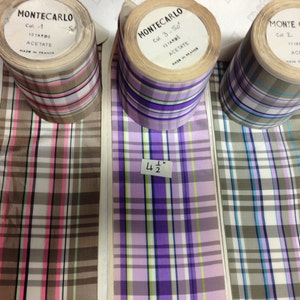 Wyprodukowano we Francji, wzór tafty vintage w kratę, 100% tafta octanowa. Szerokość 4 1/2. Sprzedawana na wymiar.