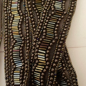 35 polegadas de comprimento. Traje, acabamento bordado, acabamento com miçangas.