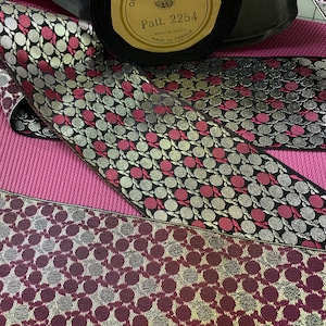 Cinta metálica francesa vintage. Fabricada en Francia. Cinta metálica francesa iridiscente. Se vende cortada a medida. 3 pulgadas de ancho.