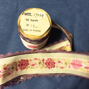 1 1/2 mètre de ruban floral vintage français avec motif bord festonné. Fabriqué en France dans les années 60, 5 cm de large.