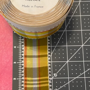 Preciosa cinta francesa vintage. Cinta de tafetán a cuadros con puntilla. Fabricada en Francia. Se vende por rollo de 10 yardas. N.º 9. Cinta para sombreros. Puntilla