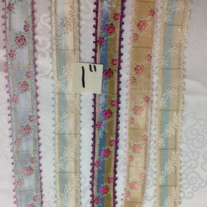 Französisches Vintage-Blumenband Picot umrandetes gesticktes Jacquard-Blumenband. Hergestellt in Frankreich, Viskose, lose Ware zu verkaufen. 2,5cm breit.