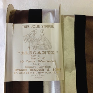 Cinta de rayas con efecto satén y lino aterciopelado. Está hecha de rayón y mide 10 cm de ancho. Fabricada en Francia. Se vende cortada a medida.