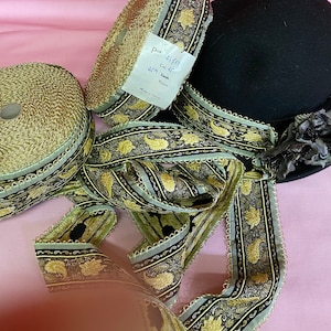 Antiek Frans brokaatlint, gouden paisley, gemaakt in Frankrijk. Op maat gesneden verkocht.