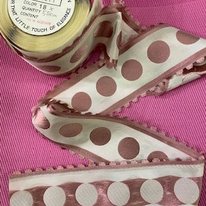 Vintage polkadot geschulpt waaierrandlint. 3 inch breed. Op maat gesneden verkocht. Gemaakt in Frankrijk.