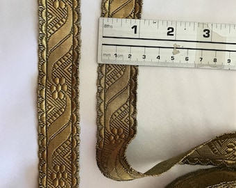 Puede incluir: Borde dorado con un patrón geométrico. El borde tiene aproximadamente 2,5 cm de ancho.