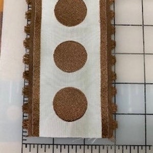 Vintage polkadot geschulpt waaierrandlint. 3 inch breed. Op maat gesneden verkocht. Gemaakt in Frankrijk.