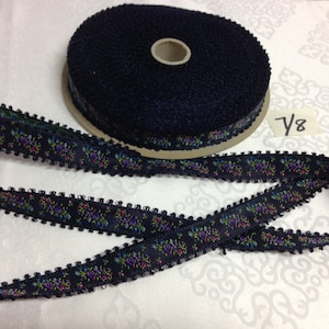 Vintage marineblauw jacquard geborduurd bloemenlint met picotrand. Gemaakt in Frankrijk. 7/8 breed.