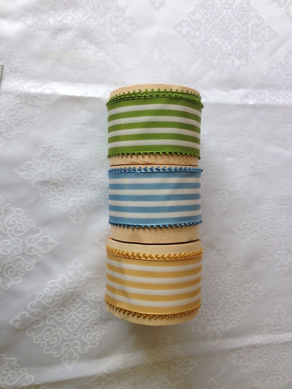 Vendu en rouleaux de 10 verges. Ruban Fabriqué de bord Picot jolie. Fabriqué Ruban en Switzerland.Width : 2 1/8 Vendu en rouleaux de 10 verges. Ruban Fabriqué de bord Picot jolie. Fabriqué Ruban en Switzerland.Width : 2 1/8